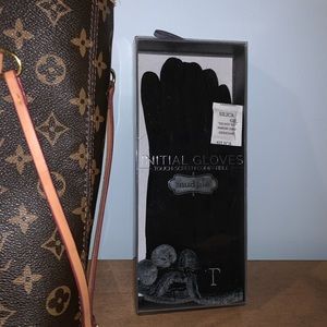 Touchscreen gloves for the cold